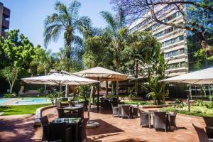 En restaurant eller et andet spisested på Southern Sun Pretoria