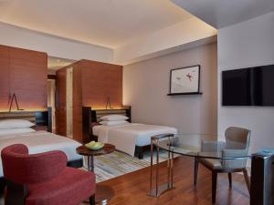 マニラにあるGrand Hyatt Manilaのベッド2台とテーブルがあるホテルの部屋 +27枚の写真