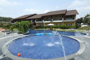 The Ocean Pearl Resort And Spa游泳池或附近泳池