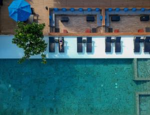 an overhead view of a pool with chairs and an umbrella at U Pattaya in Na Jomtien