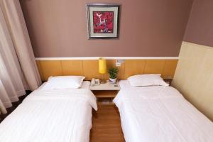 Postel nebo postele na pokoji v ubytování Beijing Sicily Hotel