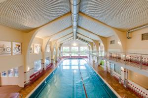 une grande piscine intérieure avec une piscine intérieure dans l'établissement JUFA Hotel Veitsch, à Veitsch