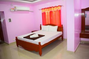 Postel nebo postele na pokoji v ubytování Harsha's Residency