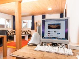 a computer monitor sitting on top of a table at Ferienwohnung Gästehaus Fürlauwi in Meien