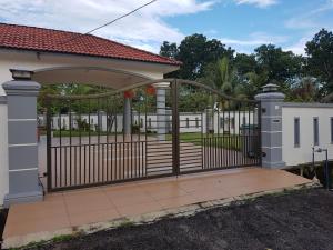 馬六甲的住宿－馬六甲熱帶果園度假屋，围栏房子的大门