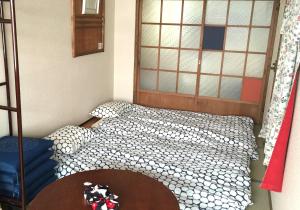Postel nebo postele na pokoji v ubytování Tsukiji Hostel Wakayama 1