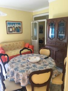 - une salle à manger avec une table, des chaises et un canapé dans l'établissement Casa Leda, à Sperlonga