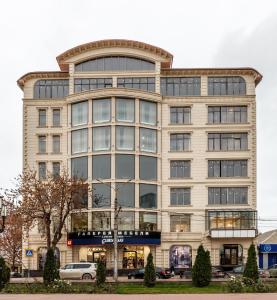 - un bureau avec une grande fenêtre dans l'établissement Central City Hotel Makhachkala, à Makhachkala