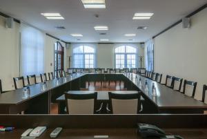 una gran sala de conferencias con sillas y una mesa larga en Hotel Domaine Peshtera, en Peshtera