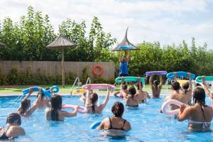 un grupo de personas en el agua en una piscina en Camping Joan Bungalow Park, en Cambrils