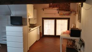 Ai Filippini في فيرونا: مطبخ مع ثلاجة وطاولة في الغرفة