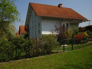 エシュヴェーゲにあるFerienwohnung Werraglückの前に柵のある家