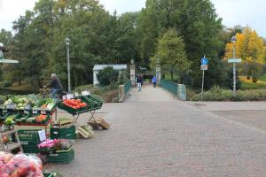 einen Markt mit Obst und Gemüse auf dem Bürgersteig in der Unterkunft Apartment Creme zentral in Bremen