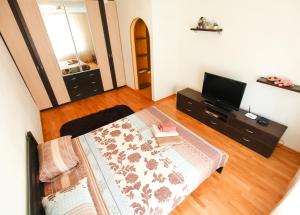 A bed or beds in a room at Botanic Apartments Pechersk