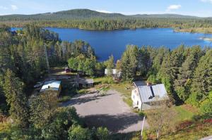 - une vue aérienne sur une maison et un lac dans l'établissement K167, à Kåbdalis