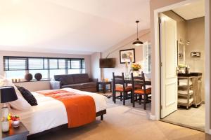 Hotel-Herberg D'n Dries في درونين: غرفة نوم مع سرير وغرفة معيشة