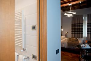 a bedroom with a bed and a window at Relais Forus Inn in Rome