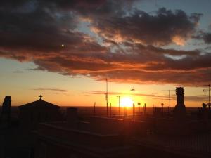 una puesta de sol sobre una ciudad con el sol en el cielo en Il Colle b&b, en Tívoli