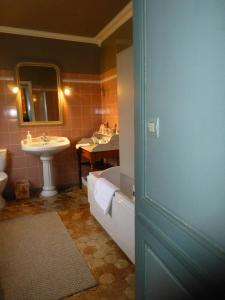Et badeværelse på Chambres d'Hôtes de Manoir de Captot
