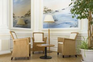 a room with chairs and a table with a lamp at Résidence de Tourisme Vacances Bleues Villa Regina in Arcachon