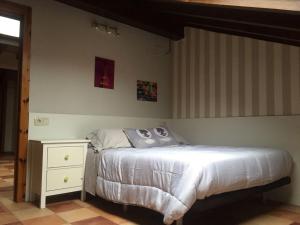 een slaapkamer met een bed en een dressoir bij Apartamento de Lujo Av. Barber in Toledo