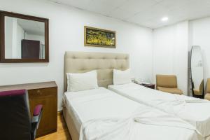 Postel nebo postele na pokoji v ubytování Metro City Hotel