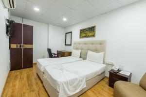 Postel nebo postele na pokoji v ubytování Metro City Hotel
