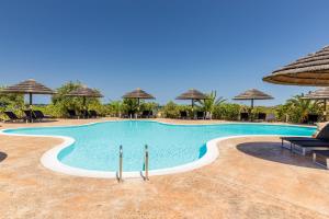 Bazén v ubytování Hotel Costa Caddu nebo v jeho okolí