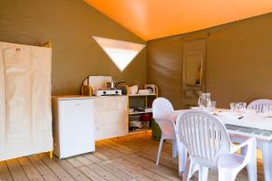 Camping Les Dauphinsにあるキッチンまたは簡易キッチン
