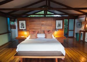 En eller flere senge i et værelse på Makakatana Bay Lodge