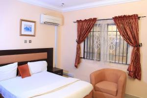 Ένα ή περισσότερα κρεβάτια σε δωμάτιο στο Chantella Suites