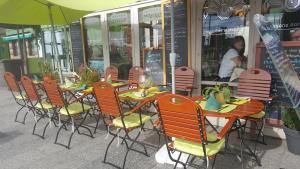 un groupe de tables et de chaises devant un magasin dans l'établissement GALION - DUCHESSE DE BERRY, à Dieppe