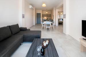 uma sala de estar com um sofá e uma mesa em Artheo Hotel em Kassiopi