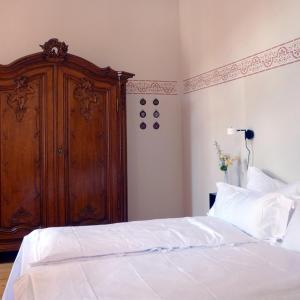 a bedroom with a bed and a wooden cabinet at Villa zur Erholung Bed & Breakfast in Bad Breisig