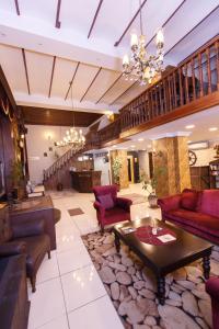 uma grande sala de estar com sofás e uma mesa em Tahir Aga Konagi Hotel em Trabzon