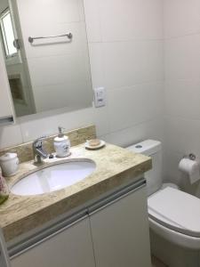 a bathroom with a sink and a toilet at Buenos Aires 605 in Osório