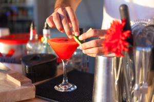 una persona haciendo una bebida en un vaso de martini en Esperas, en Oia