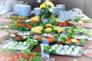 una mesa cubierta con muchos tipos diferentes de comida en Korab Natura Tour, en Ustronie Morskie