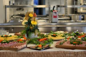 ウストロニエ・モルスキエにあるKorab Natura Tourの台所のテーブルに並ぶ料理