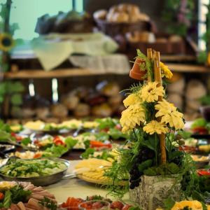 ウストロニエ・モルスキエにあるKorab Natura Tourの多くの料理と花を揃えたビュッフェ