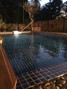 una piscina con azulejos azules y una valla en S2 Residence, en Ao Nang Beach