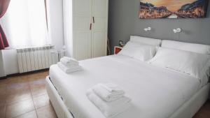 米蘭的住宿－意式公寓- 科索聖聖哥達16號，卧室配有白色床和毛巾