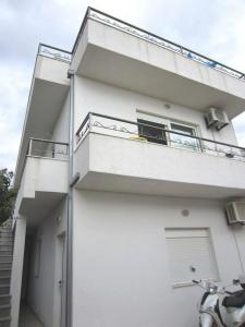 um edifício branco com uma janela e uma varanda em Apartments Zdenka em Okrug Donji