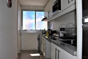 Ett kök eller pentry på Apartamento 2 dormitorios, Summer Tower