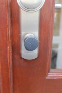 a close up of a door with a black knob at Apartment Flieder Zentral in Bremen