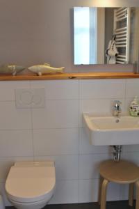 a bathroom with a toilet and a sink at Apartment Flieder Zentral in Bremen