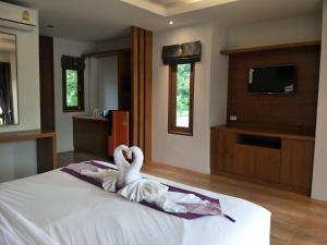 TV a/nebo společenská místnost v ubytování Lanta Infinity Resort - SHA Extra Plus