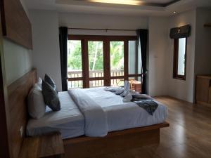 Postel nebo postele na pokoji v ubytování Lanta Infinity Resort - SHA Extra Plus + 37 fotografií