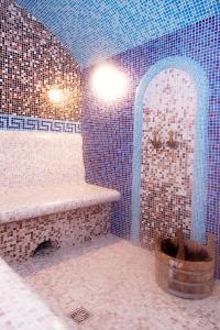 a tiled bathroom with a tub and a sink at Loft Hotel in Tula