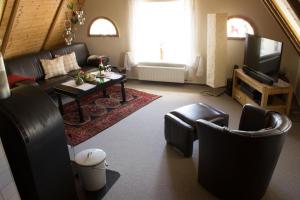 Ferienwohnung I "Westermühle" في بيلفورن: غرفة معيشة مع أريكة وتلفزيون